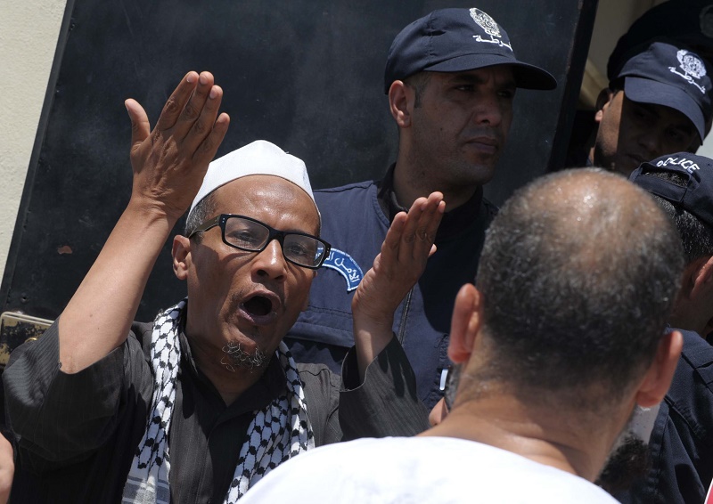 Ali Belhadj a mis le feu publiquement au drapeau français