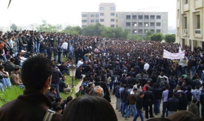 Des milliers d’étudiants marchent devant la Grande poste d’Alger