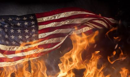 Des Palestiniens brûlent le drapeau américain