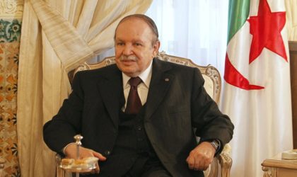 Bouteflika reçoit le Bouclier de l’Alecso pour ses efforts dans la consécration du dialogue