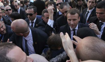 Macron provoque des cris de jeunes dans la rue : «Donnez-nous des visas !»