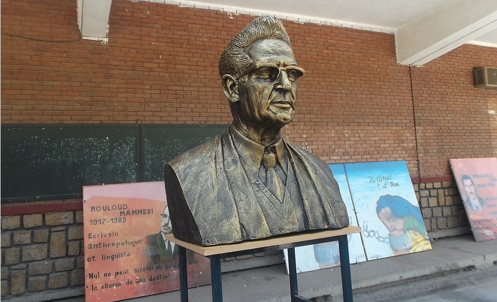 Un buste de l'écrivain et chercheur Mouloud Mammeri