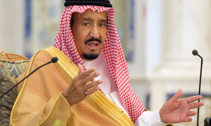 Banderole caricaturant le roi Salman : les Saoudiens menacent l’Algérie