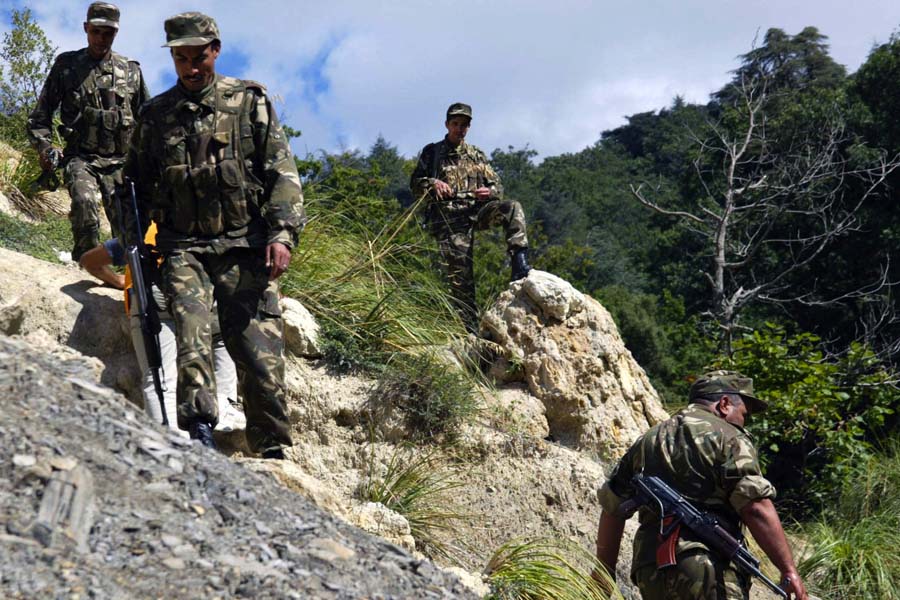 Destruction de deux casemates à Batna et trois bombes de fabrication artisanale à Tizi-Ouzou