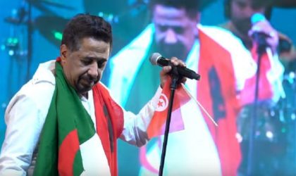 Cheb Khaled brandit le drapeau tunisien lors d’un concert à Dubaï