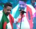 Cheb Khaled brandit le drapeau tunisien lors d’un concert à Dubaï