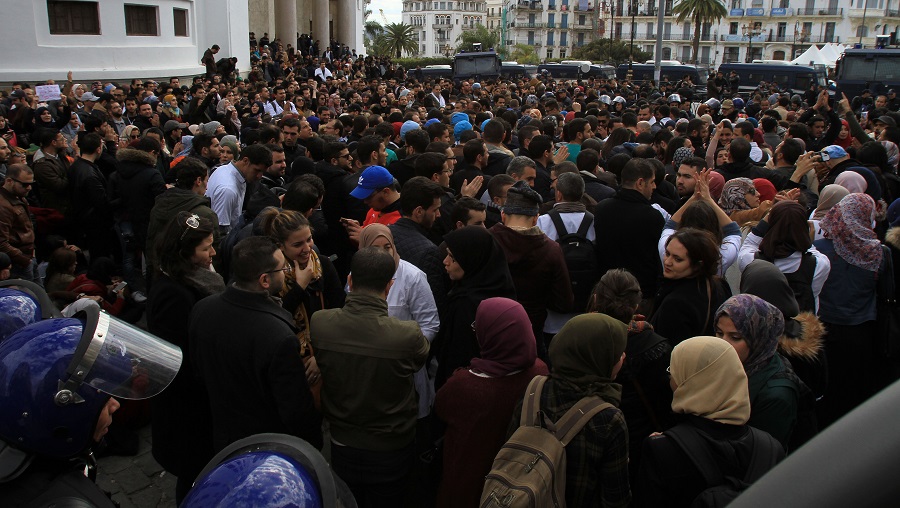 Fronde : Bouteflika va-t-il sacrifier ses ministres ou la paix sociale ?