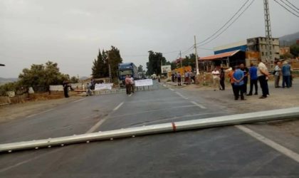 Des citoyens en colère ferment la route à Sidi Aich