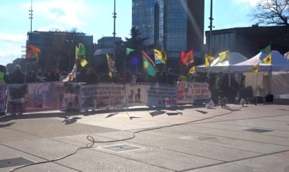 Des Kurdes devant le siège de l’ONU à Genève s’expriment dans le micro d’AP-TV