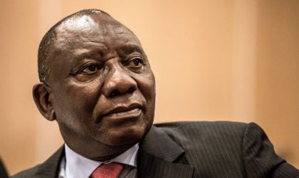 Cyril Ramaphosa fait la prière lors de sa 1ère participation à la rupture du jeûne