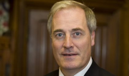 Un ministre britannique présente sa démission pour une minute de retard