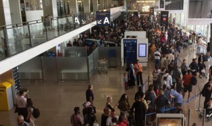 Des Algériens manifestent à l’aéroport d’Orly