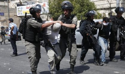 L’armée sioniste brutalise les Palestiniens qui accompagnent la dépouille de Shireen au Mont Sion