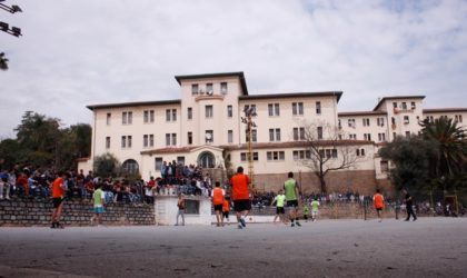 La «mama» bienveillante du lycée Bouamama