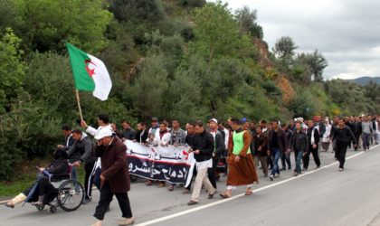 Sidi Bel Abbès : des étudiants nettoient les rues après la manifestation