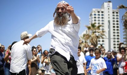 Des terroristes israéliens dansent en préparant.. des bombes
