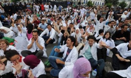 Les médecins résidents du CAMRA organisent un sit-in devant le siège du ministère de la Santé