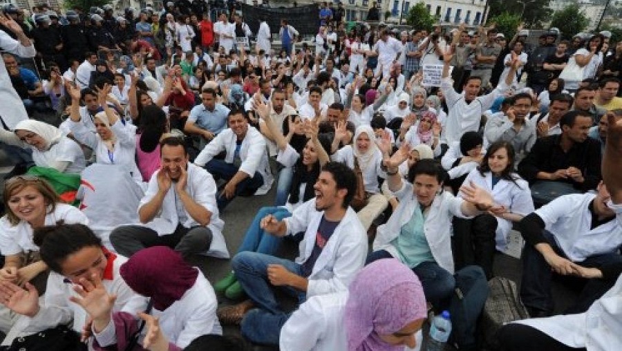 Les médecins résidents du CAMRA organisent un sit-in devant le siège du ministère de la Santé