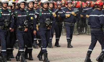 Marche des éléments de la protection civile à Béjaïa