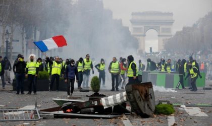 Les gilets jaune chantent un chant patriotique algérien