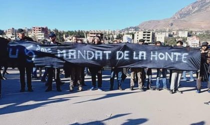 Imposante manifestation contre le cinquième mandat à Kherrata