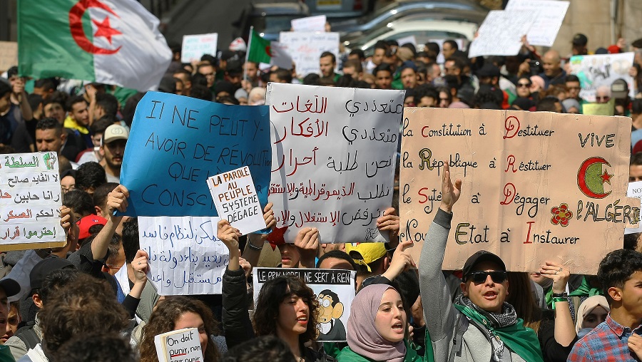 Les étudiants marchent encore à travers le pays