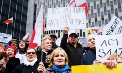 Des milliers de personnes manifestent à Varsovie contre la restitution des biens juifs