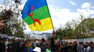 Vive le drapeau kabyle qui flottera à côté du drapeau Amazigh