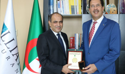 Alliance Assurances : Mustapha Berraf offre un trophée de gratitude au PDG Hassen Khelifati