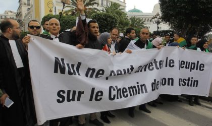 Les avocats marchent à travers le pays et scandent en arabe «Etat civil et non militaire»