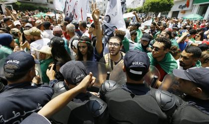 Les étudiants rendent hommage au policier ayant dénoncé la répression du Hirak