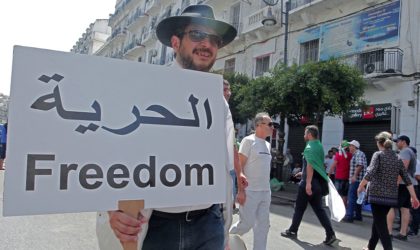 24e vendredi : les manifestants scandent des slogans hostiles au pouvoir