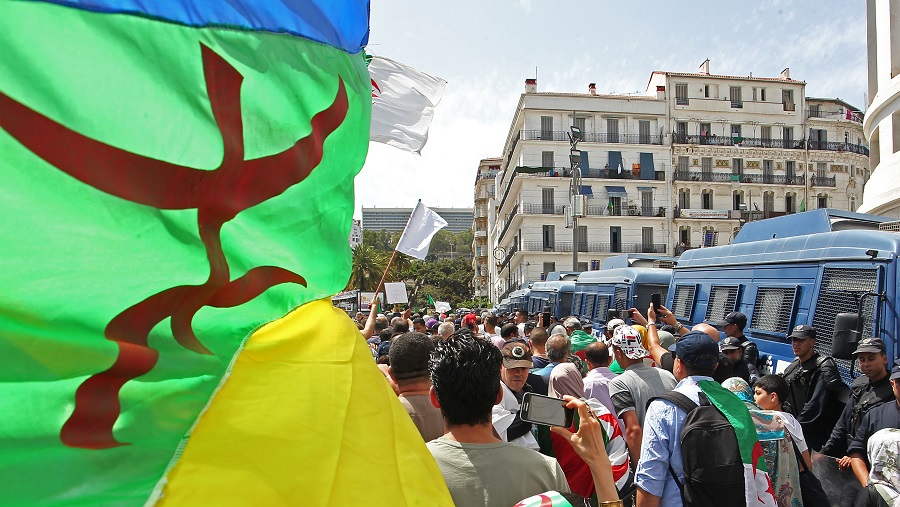 manif étendard amazigh