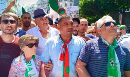Karim Tabbou accueilli en héros après sa remise en liberté conditionnelle