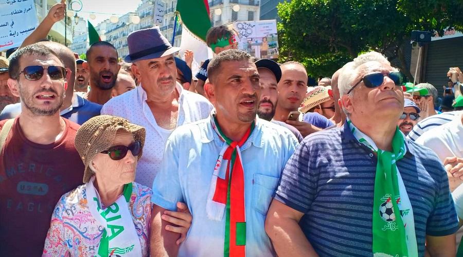 Karim Tabbou accueilli en héros après sa remise en liberté conditionnelle