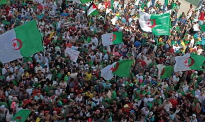 Les manifestants scandent des slogans hostiles à l’exploitation du gaz de schiste