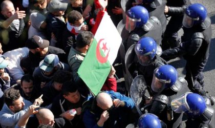 La police violente les manifestants à la Grande-Poste