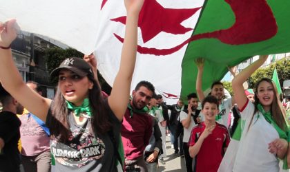 Citoyens et étudiants ensemble dans la rue à Alger