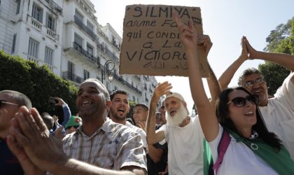 Etudiants et citoyens manifestent côte à côte contre le régime