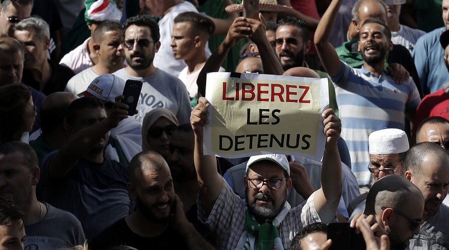 Arrestation de cinquante manifestants opposés aux élections à Skikda et à Batna