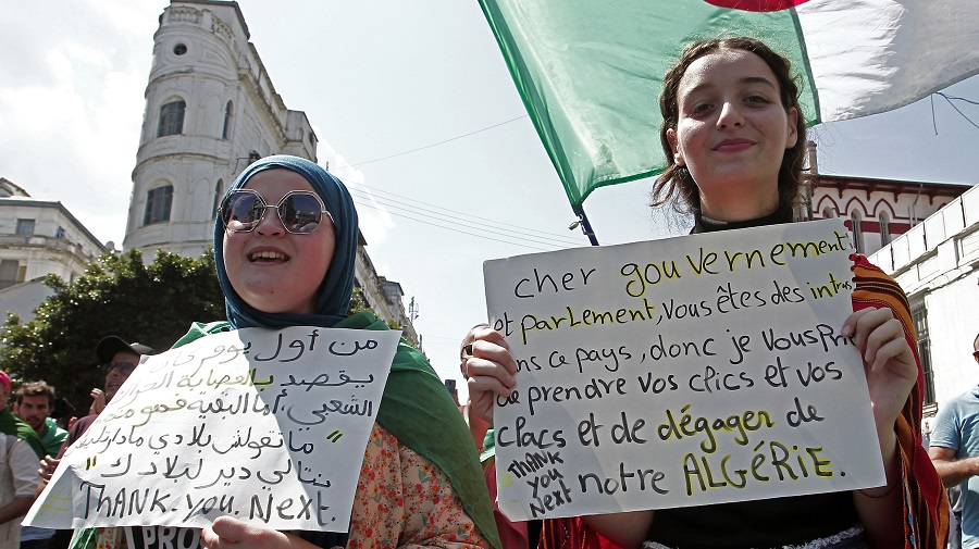 Imposantes marches des étudiants pour exiger le départ de tous les symboles du régime