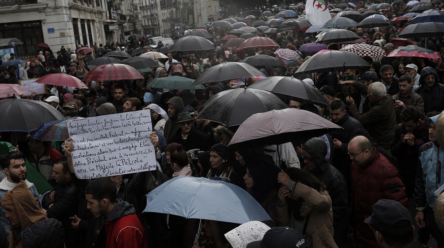 Sous la pluie, les manifestations se poursuivent à Alger