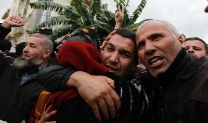 Drapeau amazigh : cinq détenus acquittés par le tribunal de Baïnem