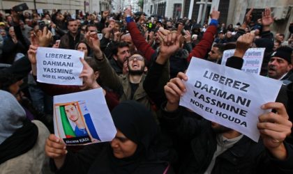 Des centaines de manifestants observent un rassemblement devant le tribunal de Sidi M’hamed