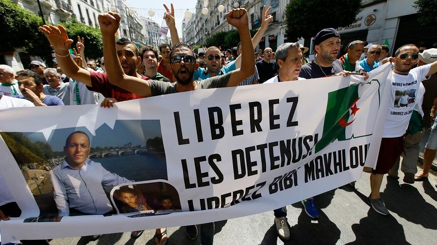Un autre dictateur ou une nouvelle République ?