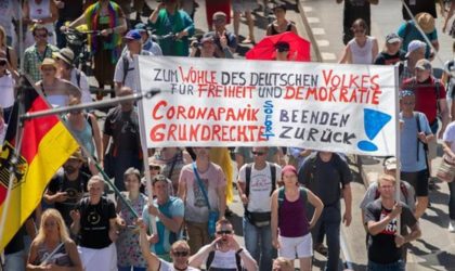 Berlin : des manifestants déguisés en fantômes contre les restrictions