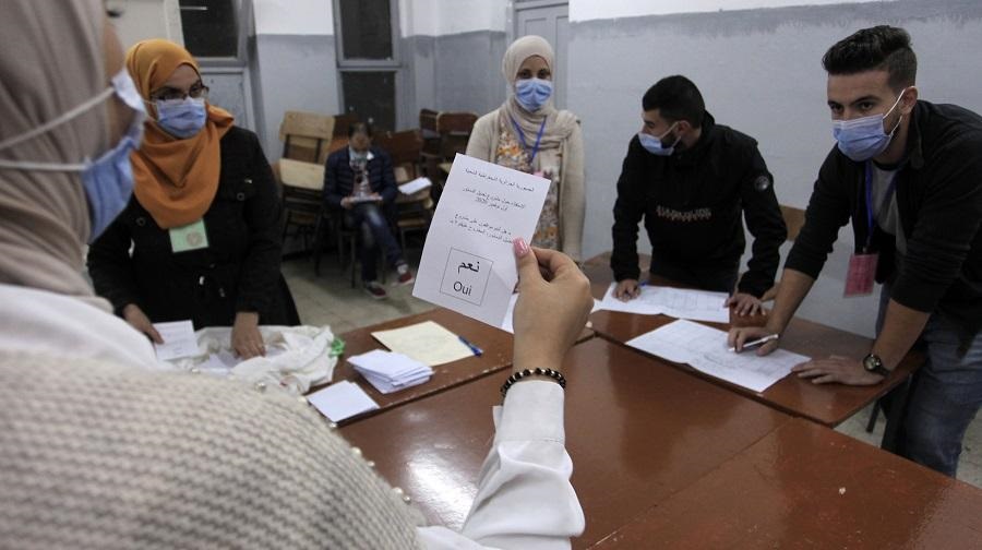 Référendum sur la Constitution : le «oui» l’emporte malgré un taux d’abstention historique