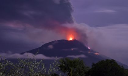 Indonésie : des milliers de personnes fuient un gaz toxique après l’éruption d’un volcan