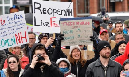 New York : des manifestants anti-confinement brûlent des masques