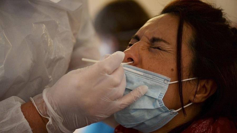Un médecin français de renom affirme que le dépistage PCR ne sert à rien